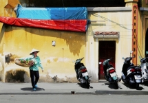 Bouquets & motorbikes- Hanoi 90 x 60cm